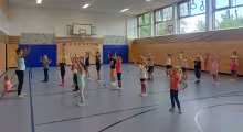 Die ZUMBA-Trainerin Sarah Schindler gemeinsam mit den „Move it Minis“