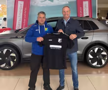 Jugendleiter Simon Stahl mit Geschäftsführer Herr Fleischmann der Auto Bierschneider GmbH