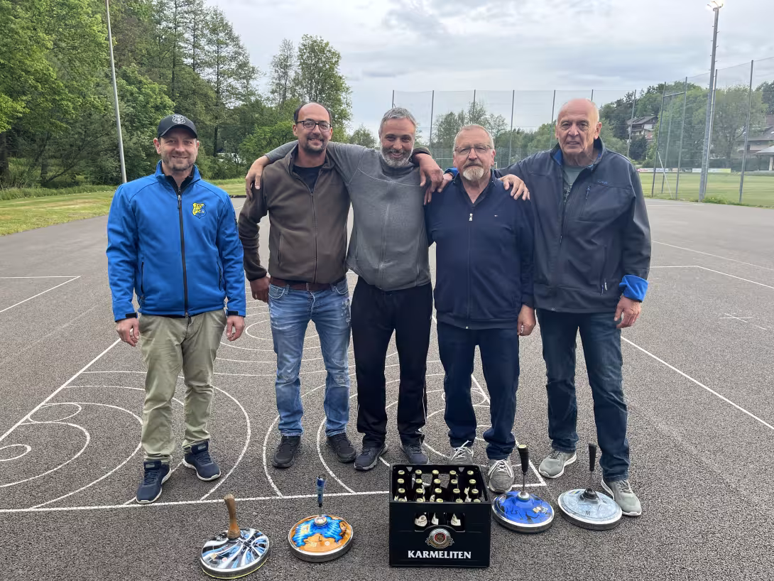 Abteilungsleiter Schmidbauer Bernhard mit der Siegermannschaft Schmidbauer Josef, Aich Karl, Völkl Herrmann und Dietl Max